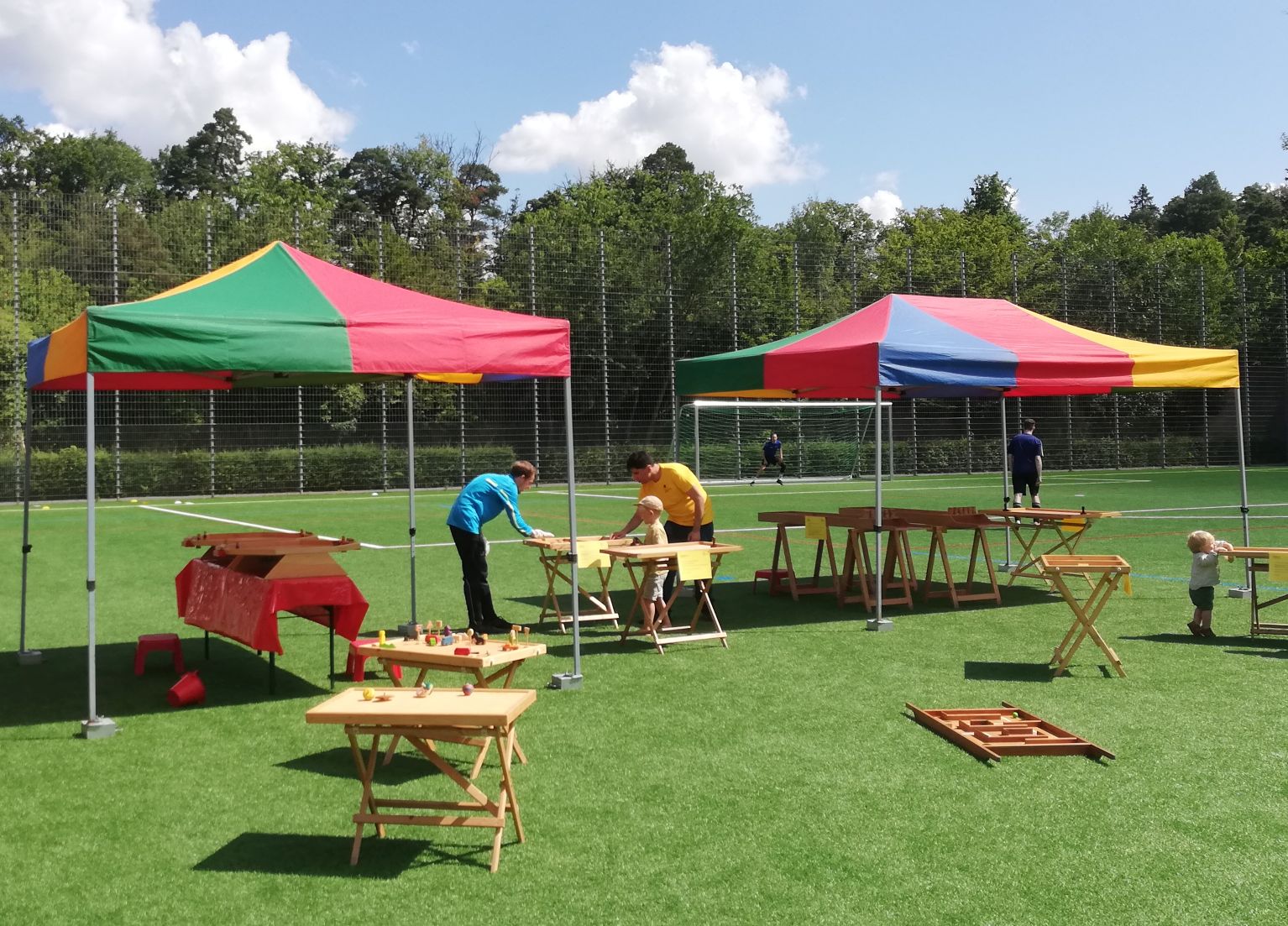 Faltzelte auf dem Sportplatz Birkenkopf in Stuttgart